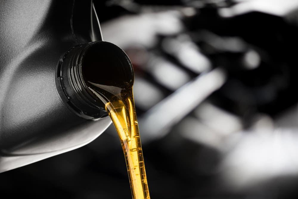 Pouring engine oil