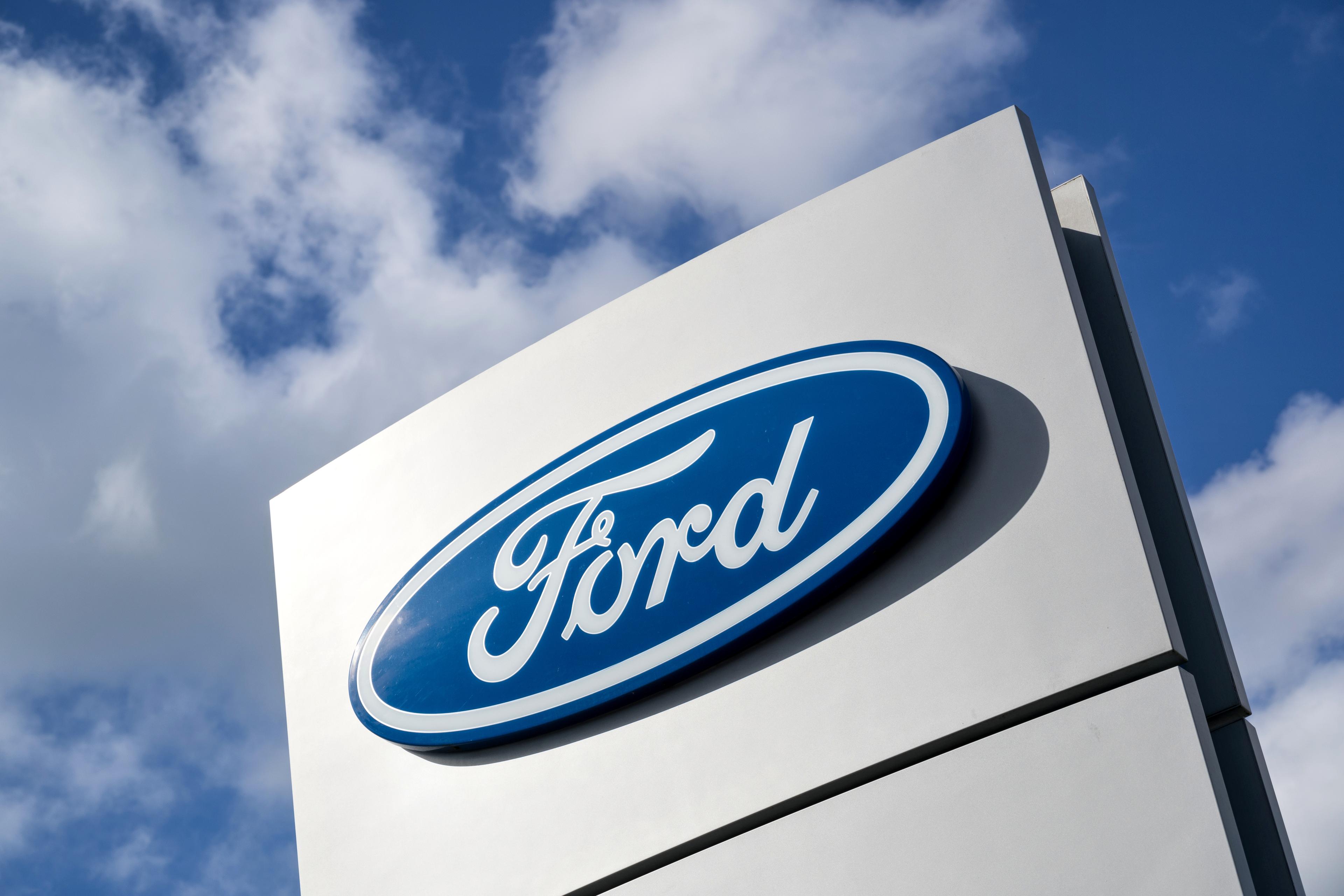 Ford-Logo an der Außenfassade eines Autohauses