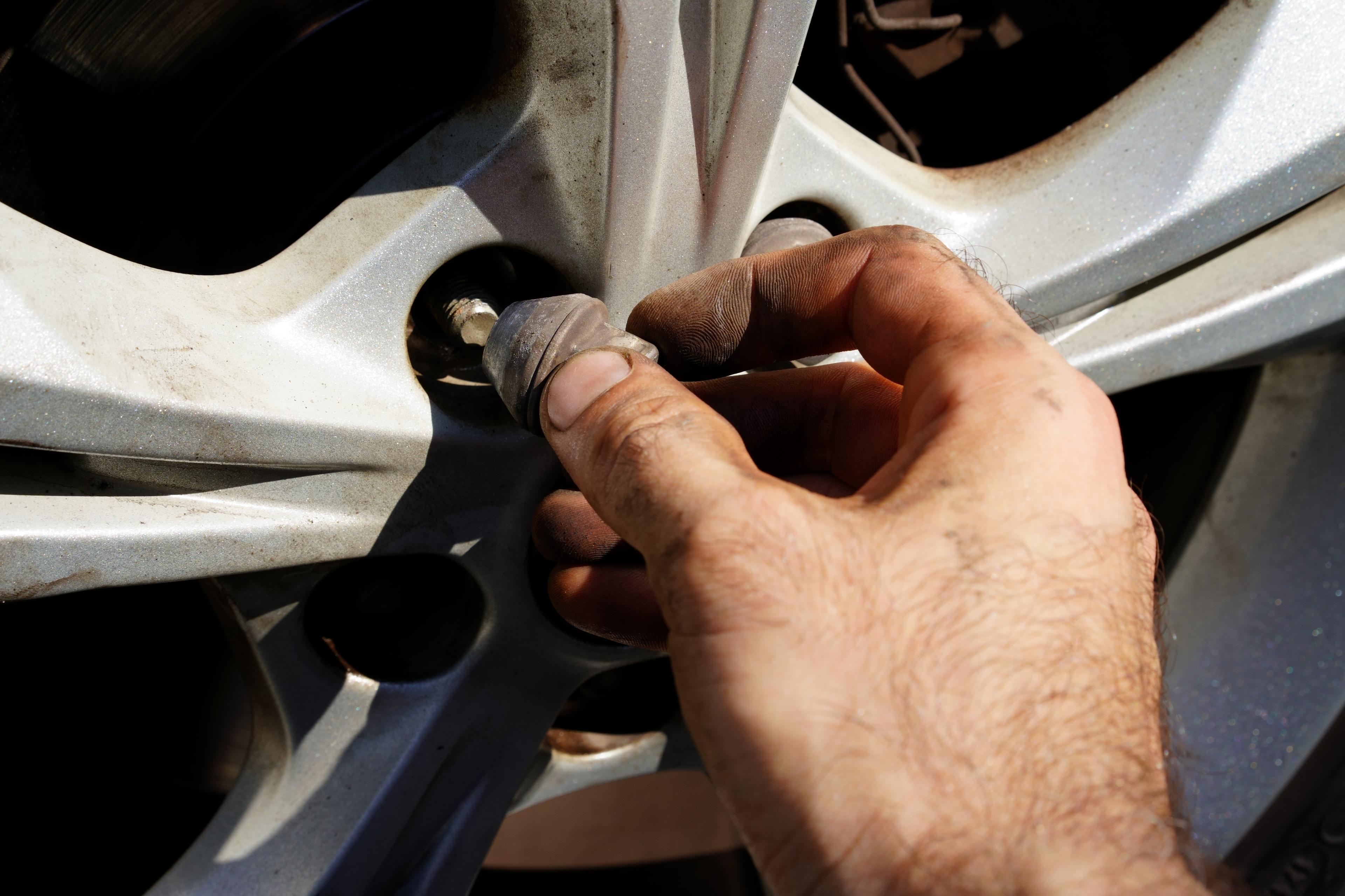 Mechanic changes wheel bolt